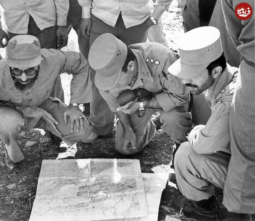 عکس؛ سفر در زمان؛ «صیاد شیرازی و رهبر انقلاب» در حال بررسی نقشه عملیات؛ دهه 60