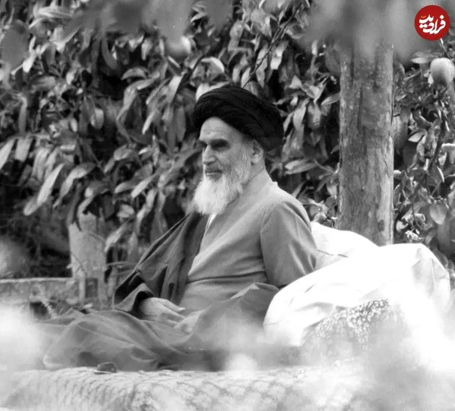 تصاویر؛ سفر در زمان؛ «امام خمینی در اقامتگاه اش در نوفل لوشاتو فرانسه»؛ سال 57