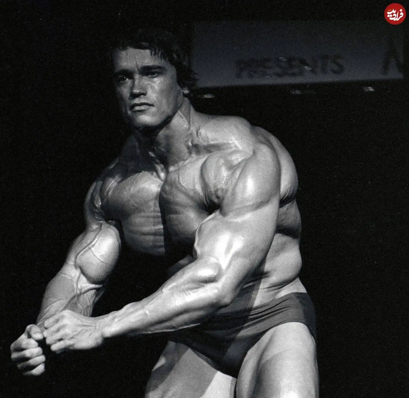 عکس؛ سفر در زمان؛ «آرنولد» در حال فیگور گرفتن در دهمین مسترالمپیا؛ سال 1353