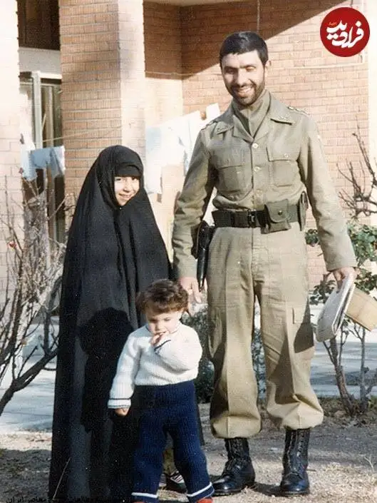 عکس؛ سفر در زمان؛ «صیاد شیرازی» در کنار فرزندان و در حیاط خانه؛ دهه 60