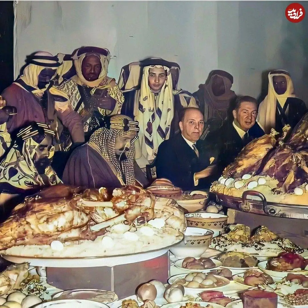 عکس؛ سفر در زمان؛ «اولین پادشاه عربستان و مهمانان اش در حال خوردن دو شتر کامل»؛ سال 1326