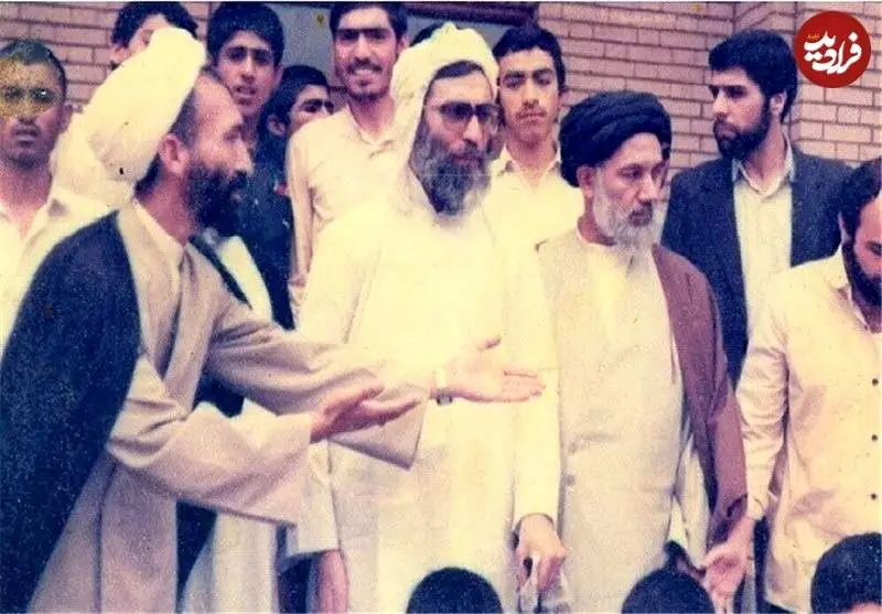عکس؛ سفر به تاریخ؛ «رهبر انقلاب» با لباس محلی در سیستان و بلوچستان؛ دهۀ 1360