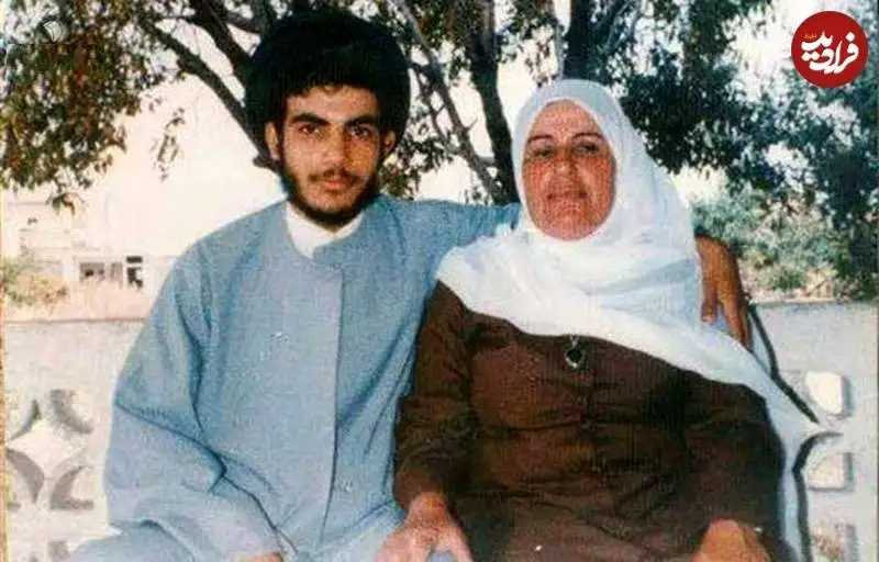 عکس؛ سفر به تاریخ؛ چهرۀ «سید حسن نصرالله» در 20 سالگی در کنار مادرش