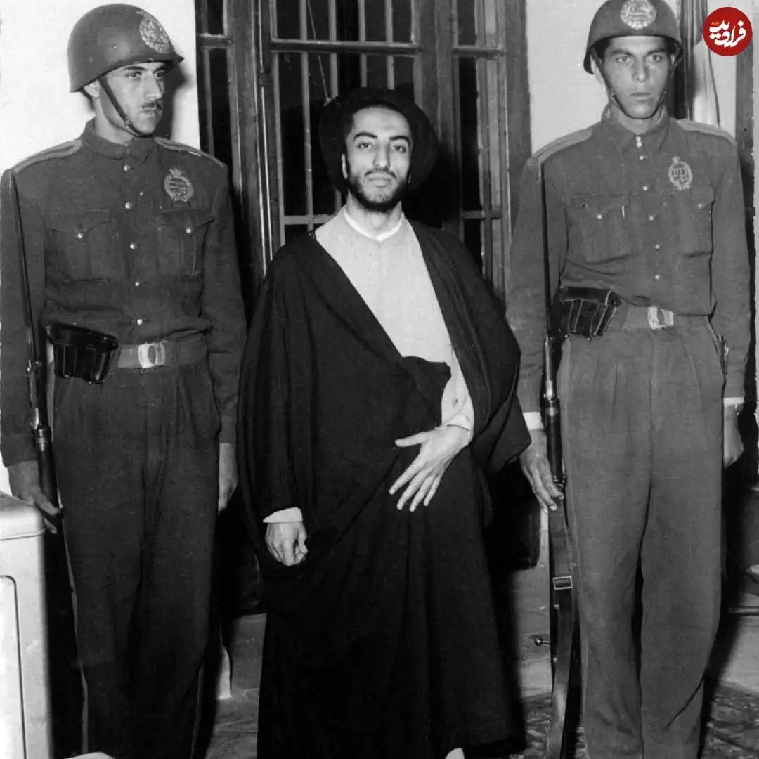 عکس؛ سفر در زمان؛ «نواب صفوی، رهبر فدائیان اسلام» در میان دو پاسبان؛ سال 1334