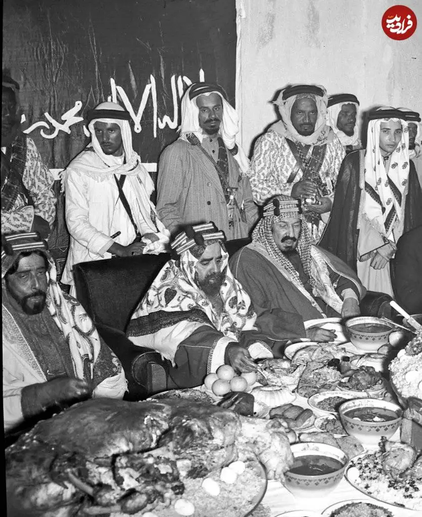عکس؛ سفر در زمان؛ «اولین پادشاه عربستان و حاکم بحرین» در حال خوردن بچه شتر؛ سال 1326