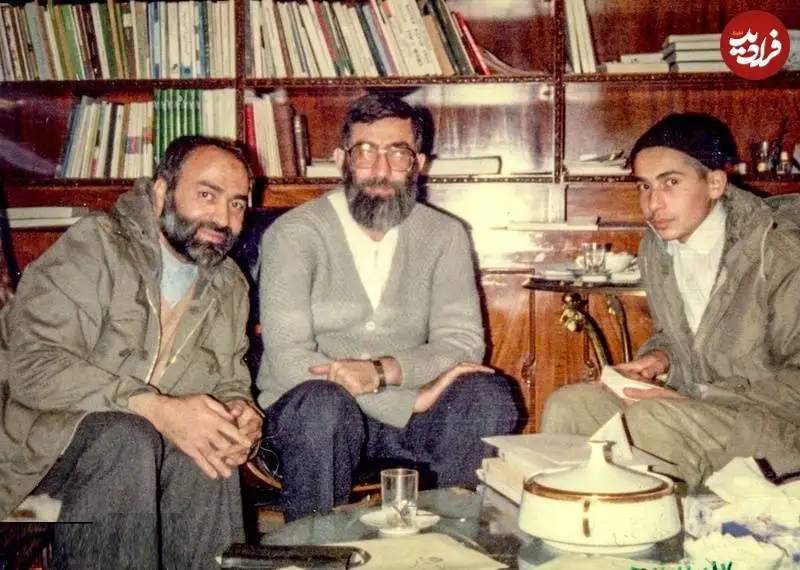 عکس؛ سفر به تاریخ؛ «رهبر انقلاب» با لباس شخصی در کنار شهید 15 ساله ای که «پسر وزیر» بود؛ دهۀ 60