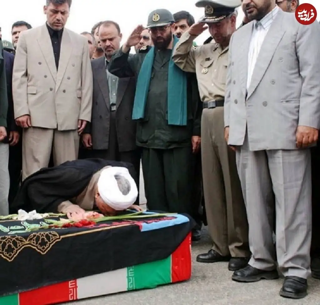 عکس؛ سفر در زمان؛ «هاشمی رفسنجانی در حال بوسه زدن بر تابوت پیکر عباس دوران»؛ سال 81