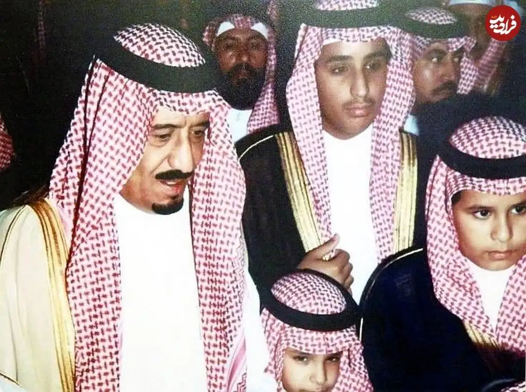 عکس؛ سفر در زمان؛ «محمد بن سلمان 13 ساله در کنار پدرش با لباس عربی»؛ سال 1377