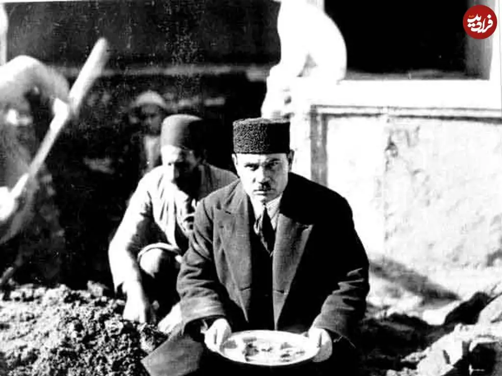 عکس؛ سفر در زمان؛ «رضاخان در کنار بقایای جمجمه کریم خان زند»؛ سال 1304