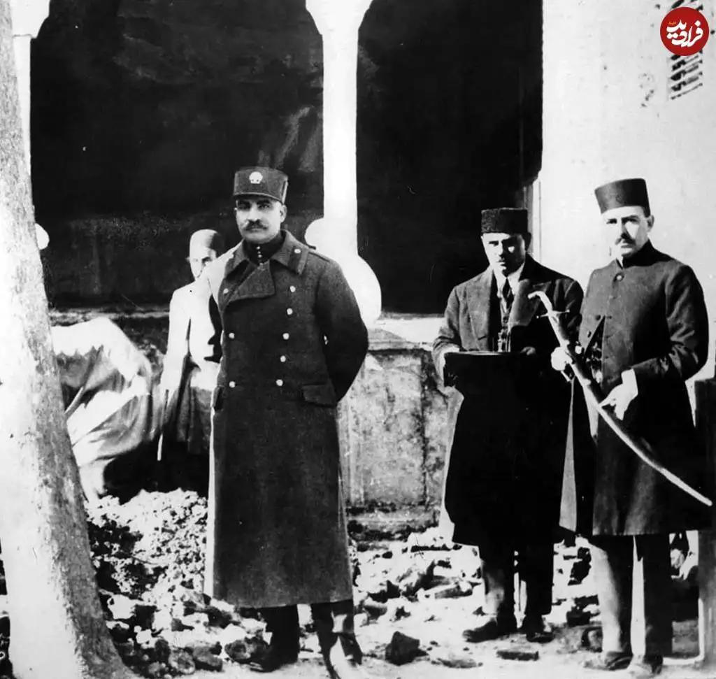 عکس؛ سفر در زمان؛ «رضاخان در کنار بقایای جمجمه کریم خان زند»؛ سال 1304