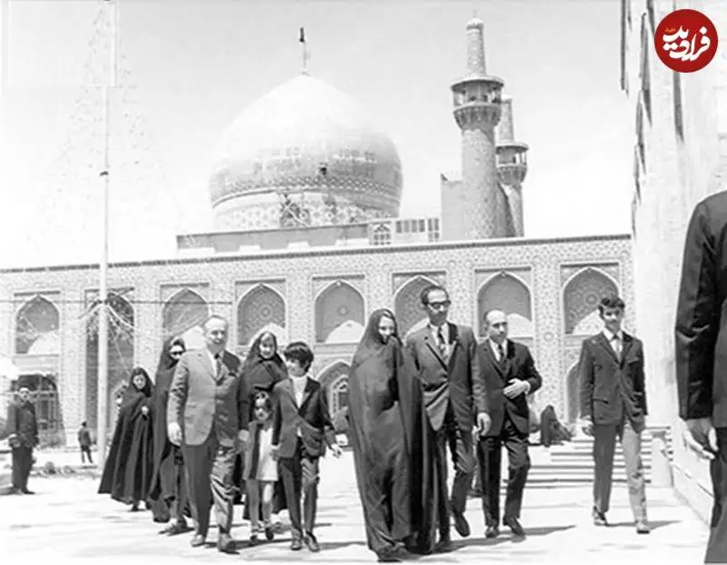 عکس؛ سفر به تاریخ؛ «احمدرضا، پنجمین پسر رضاخان» به همراه همسرش در یک زیارتگاه