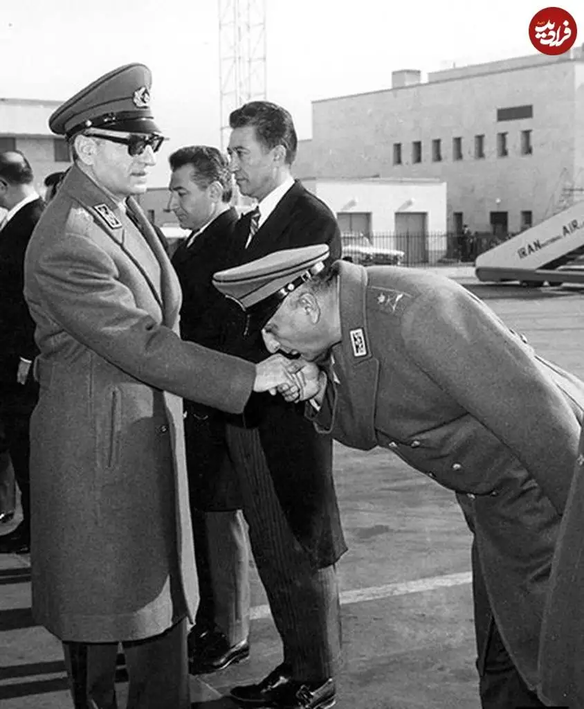 عکس؛ سفر در زمان؛ «نصیری، رئیس ساواک در حال بوسیدن دست محمدرضا پهلوی»؛ دهه 40