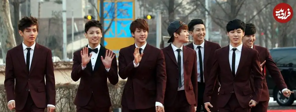 عکس؛ سفر در زمان؛ تیپ و چهره خاص «گروه بی تی اس» در یک مراسم؛ سال 1392