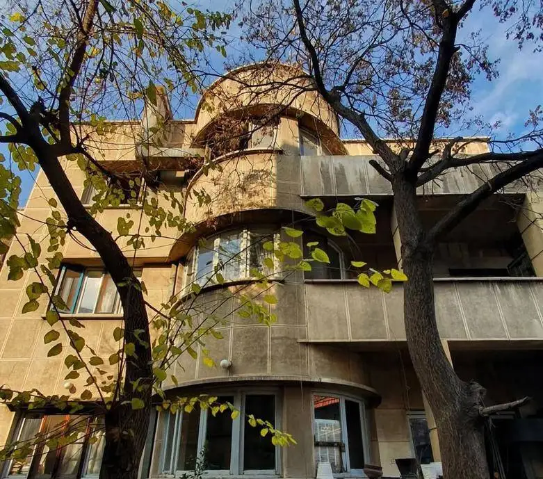 تصاویر؛ معماری خانه ای از دوران پهلوی دوم با تنور نان در قلب تهران مدرن