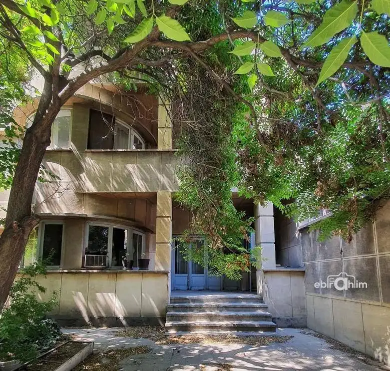 تصاویر؛ معماری خانه ای از دوران پهلوی دوم با تنور نان در قلب تهران مدرن