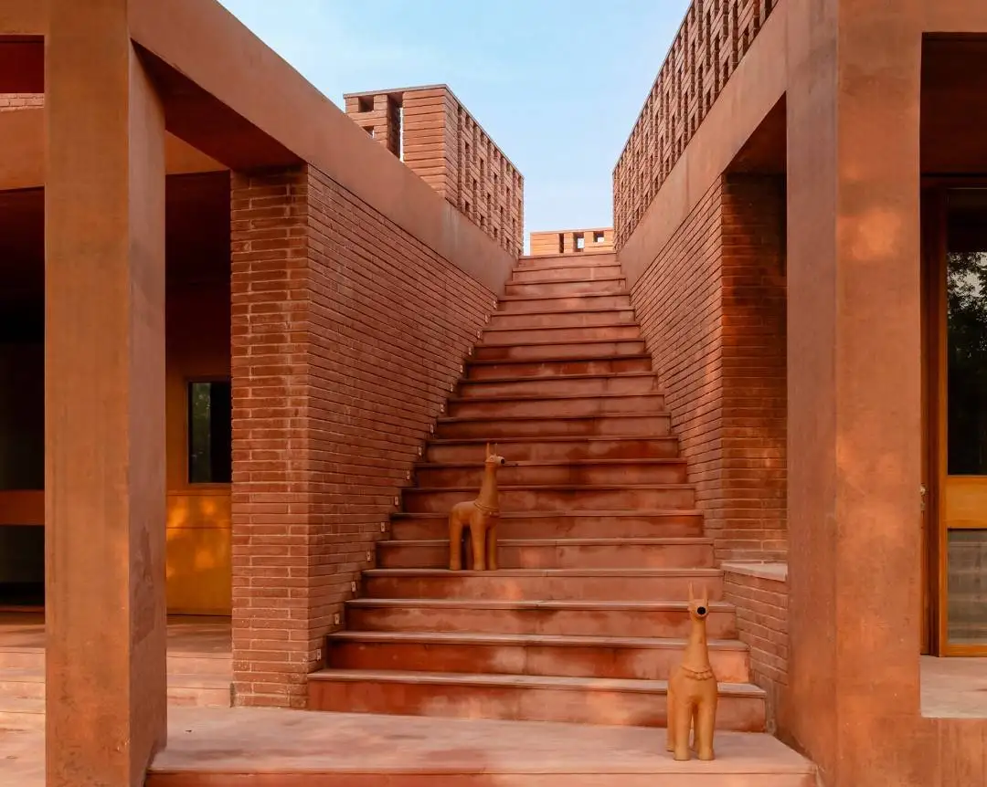 تصاویر؛ معماری خاص یک خانۀ هندی با حال و هوای «سفال»