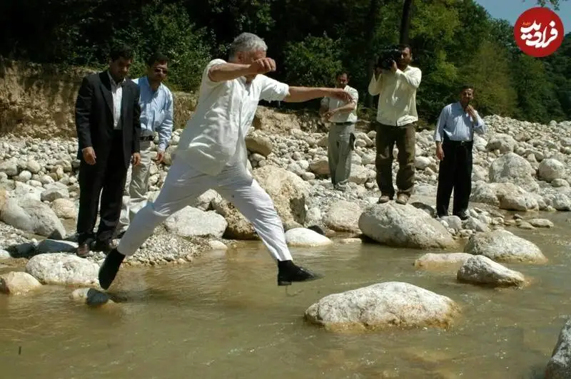 عکس؛ سفر به تاریخ؛ عکس متفاوت «هاشمی رفسنجانی» در حال پریدن از رودخانه