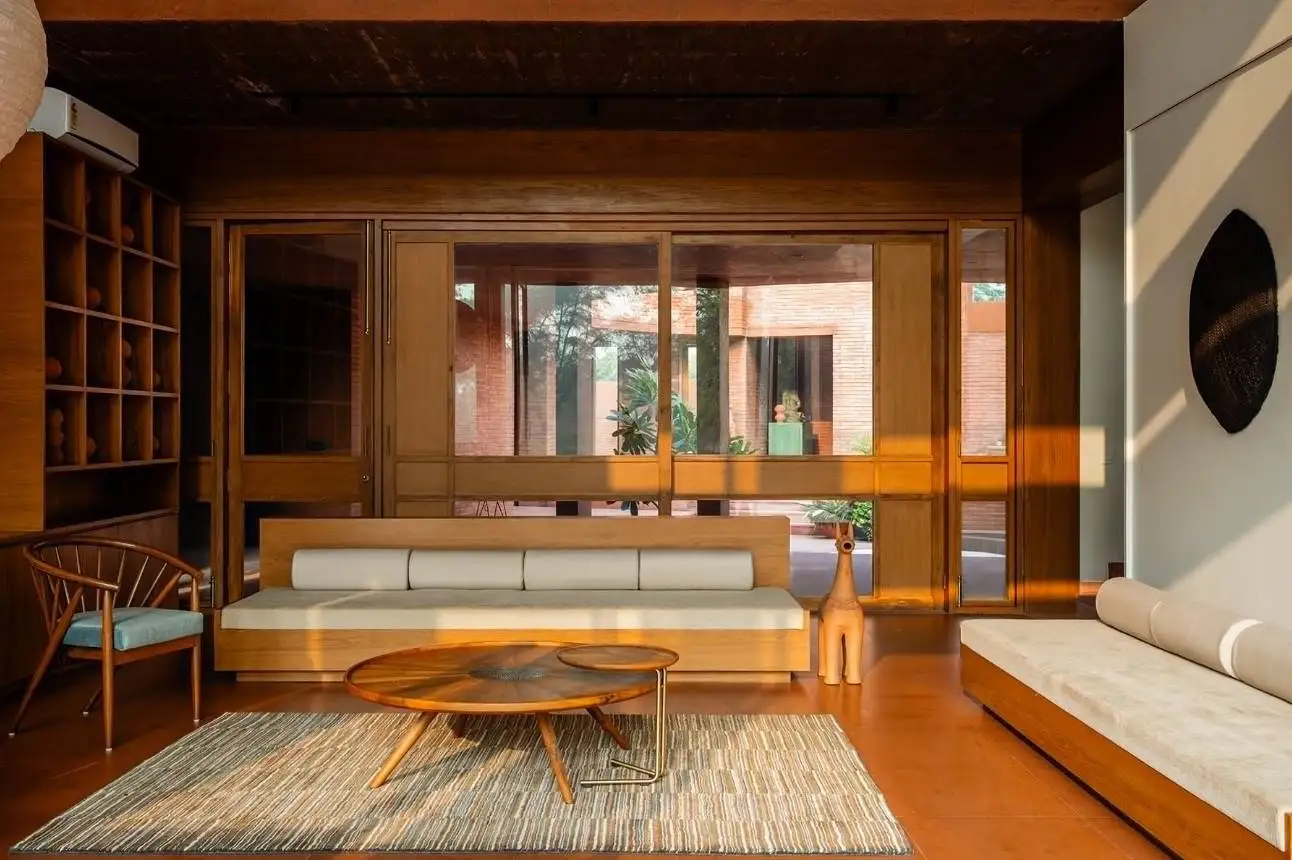 تصاویر؛ معماری خاص یک خانۀ هندی با حال و هوای «سفال»