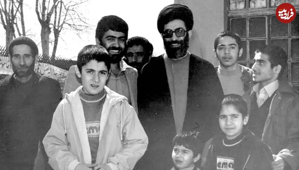 عکس؛ سفر در زمان؛ «رهبر انقلاب در کنار فرزندان و در حاشیه دیدار با امام»؛ سال 59