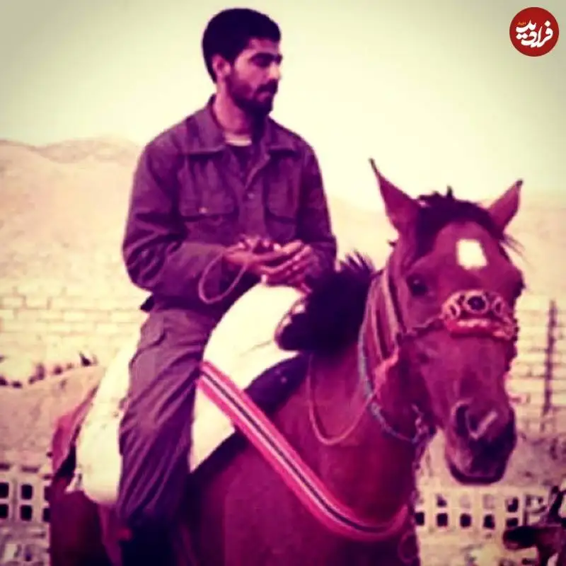 عکس؛ سفر به تاریخ؛ «سردار سلیمانی» در حال اسب سواری؛ دهۀ 60