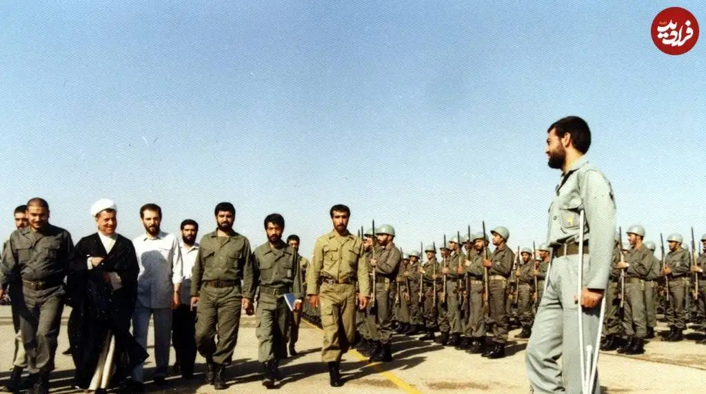 عکس؛ سفر در زمان؛ بازدید «هاشمی رفسنجانی و شمخانی از یگان های رزمی سپاه»؛ دهه 60