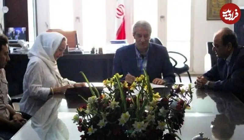 عکس؛ سفر به تاریخ؛ «نیکی کریمی» در حال مذاکره با «علی کفاشیان، رییس فدراسیون فوتبال»؛ سال 1391