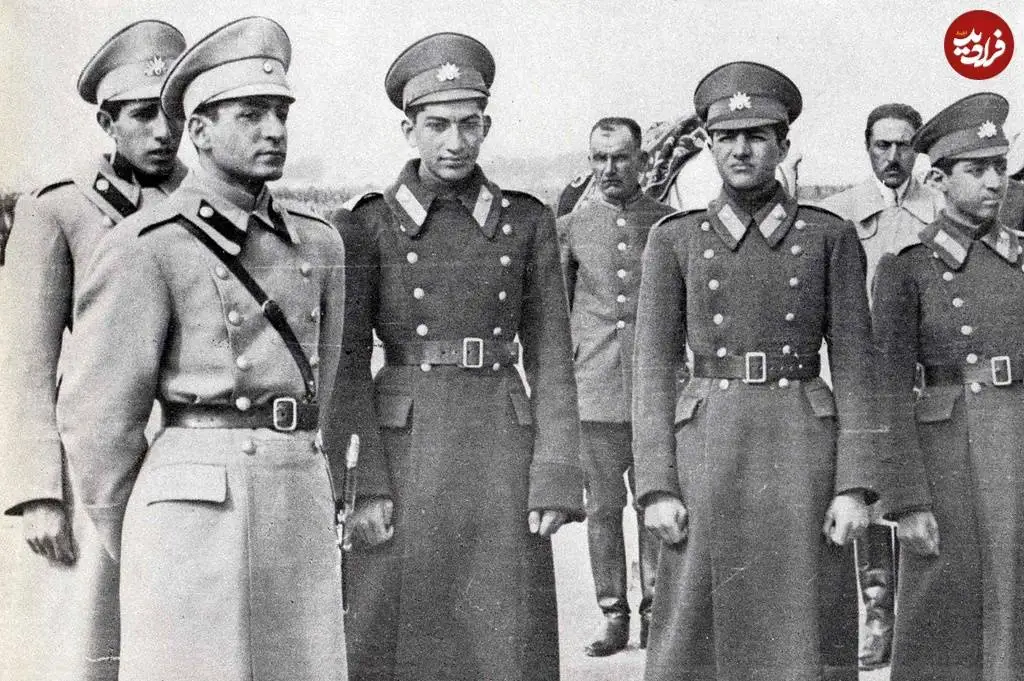 عکس؛ سفر در زمان؛ «محمدرضا پهلوی در کنار برادرانش در ستاد ارتش»؛ دهه 1310