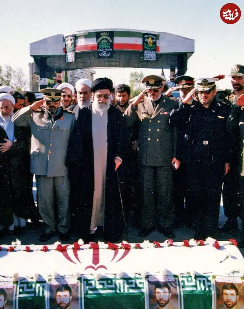 عکس؛ سفر در زمان؛ «رهبر انقلاب در کنار تابوت شهید صیاد شیرازی»؛ سال 1378