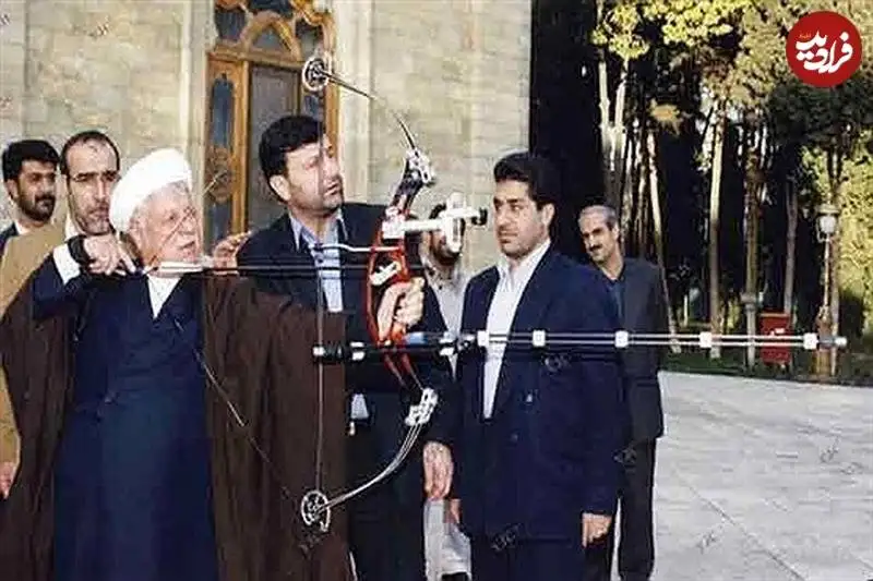 عکس؛ سفر به تاریخ؛ «هاشمی رفسنجانی» در حال «تیراندازی با کمان» در حیاط محل کارش