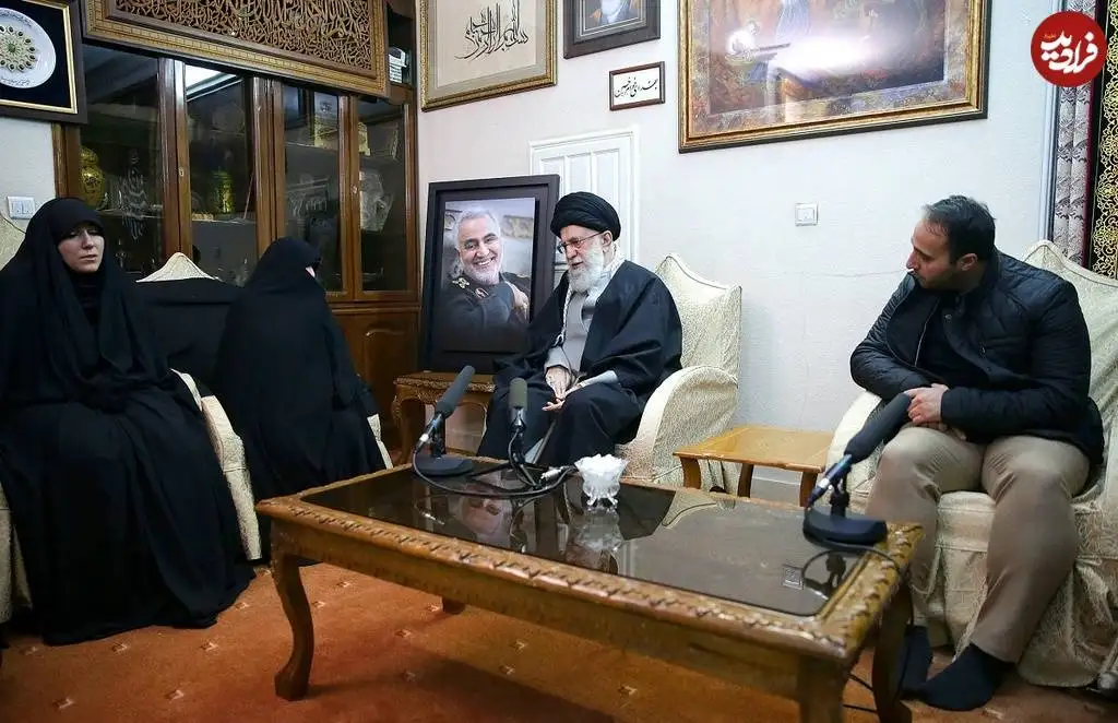 عکس؛ سفر در زمان؛ «رهبر انقلاب در خانه سردار سلیمانی»؛ سال 1398