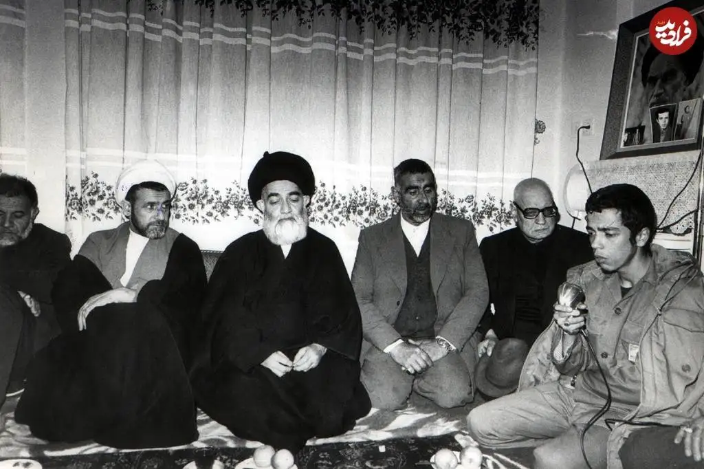 عکس؛ سفر در زمان؛ «سرلشکر باقری با لباس نظامی در خانه پدری»؛ اوایل دهه 60