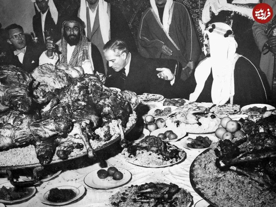 عکس؛ سفر در زمان؛ «دومین پادشاه عربستان و مهمانان اش در حال خوردن 4 آهو و 3 گوسفند کامل»؛ سال 1333