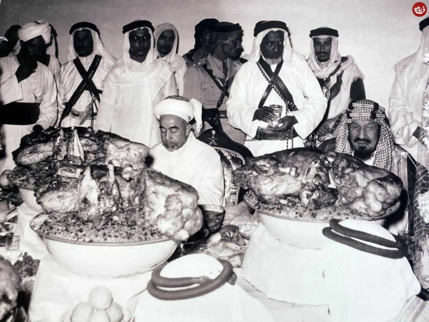 عکس؛ سفر در زمان؛ «پادشاه عربستان و پادشاه اردن در حال خوردن سه گوسفند کامل»؛ سال 1325
