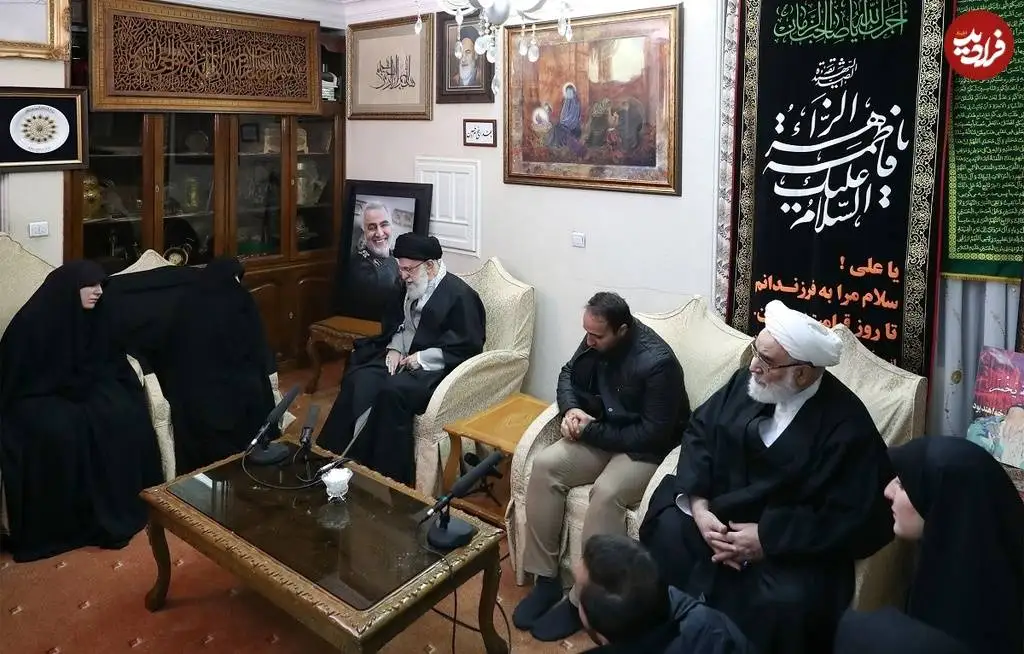 عکس؛ سفر در زمان؛ «رهبر انقلاب در خانه سردار سلیمانی»؛ سال 1398