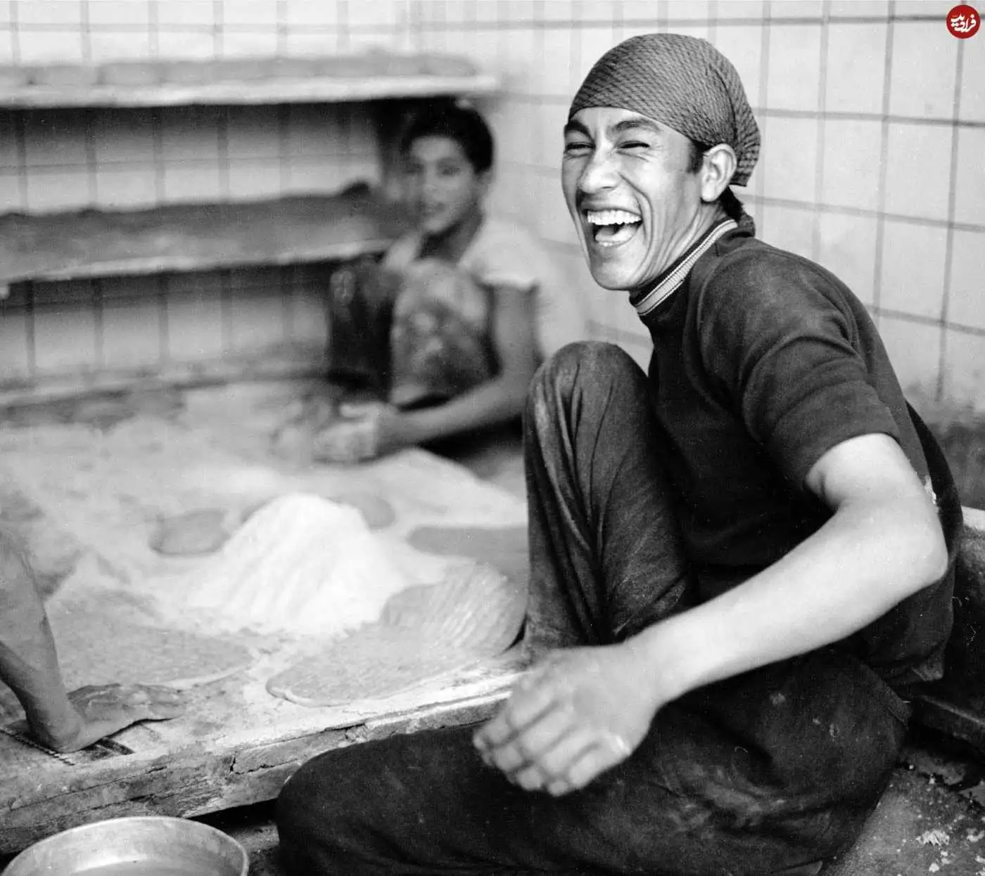 عکس؛ سفر در زمان؛ «نانوای جوان در حال پخت نان بربری» در تهران؛ سال 54