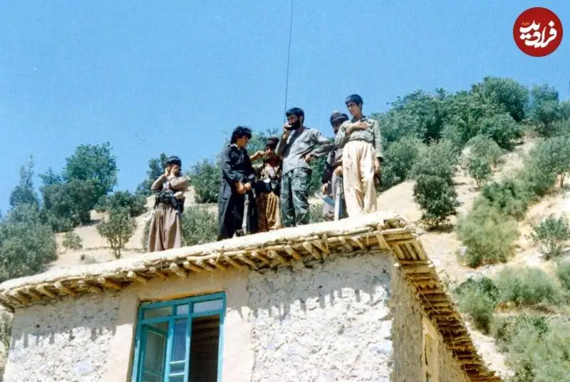 عکس؛ سفر به تاریخ؛ «حاج احمد متوسلیان» و همرزمانش روی پشت بام یک خانه در کردستان؛ سال 1360
