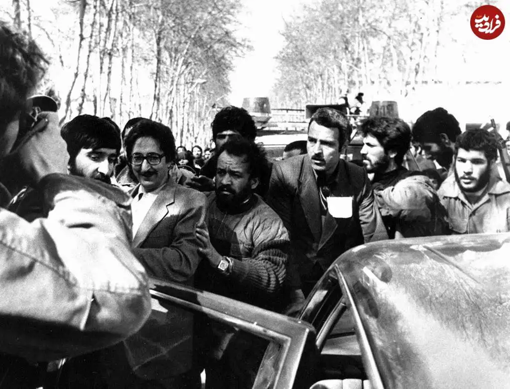 عکس؛ سفر در زمان؛ بنی صدر در حاشیه یکی از برنامه های تبلیغاتی در اولین انتخابات ریاست جمهوری؛ سال 58