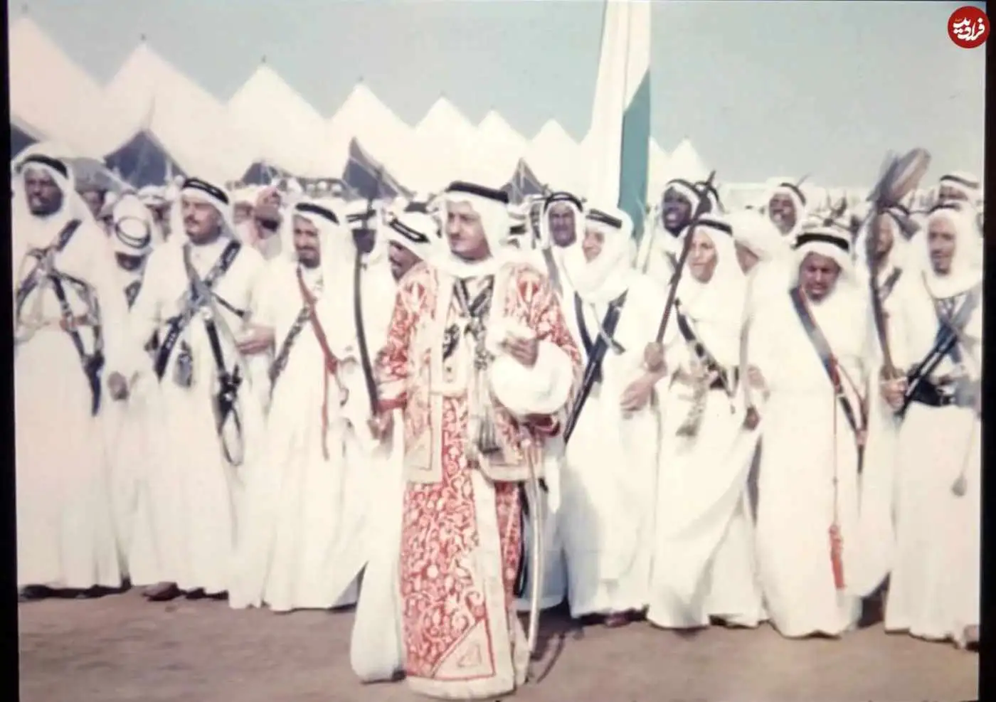 عکس؛ سفر در زمان؛ «سومین پادشاه عربستان در حال رژه رفتن با شمشیر»؛ سال 1333