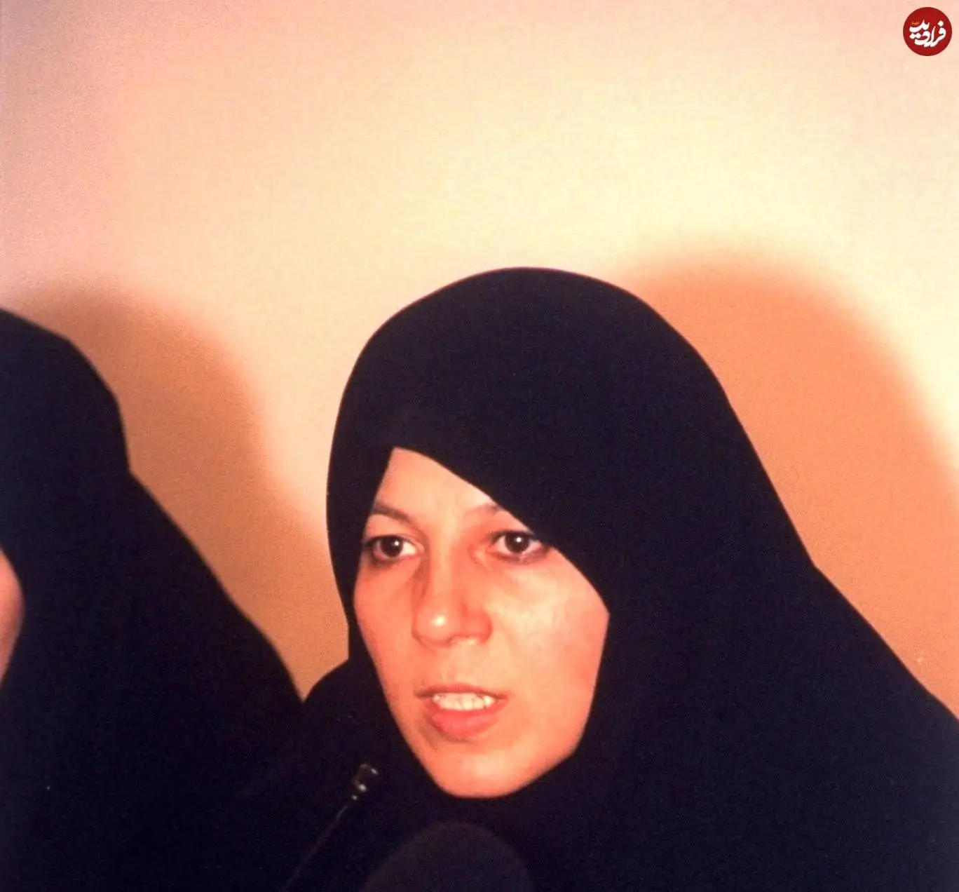 عکس؛ سفر در زمان؛ «فائزه هاشمی» در 35 سالگی در یک نشست خبری؛ سال 1376