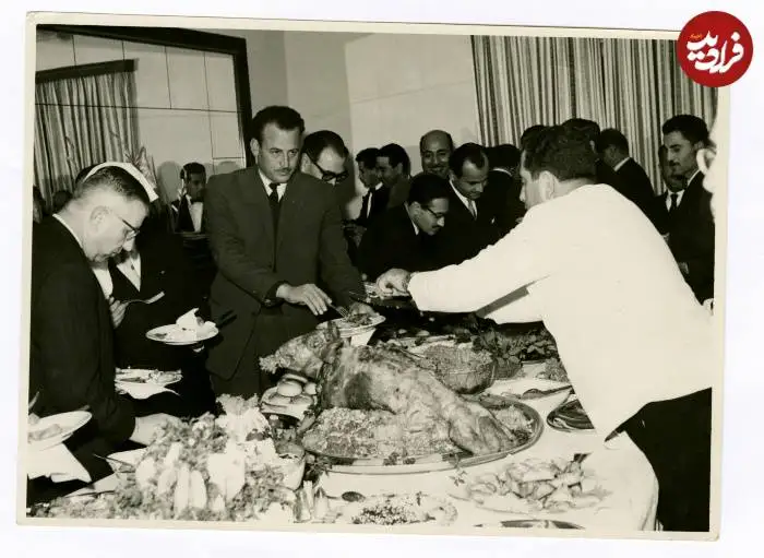 عکس؛ سفر در زمان؛ «نمایندگان مجلس اردن» در حال خوردن یک گوسفند کامل؛ سال 1342