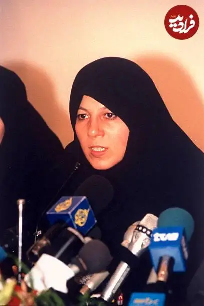 عکس؛ سفر در زمان؛ «فائزه هاشمی» در 35 سالگی در یک نشست خبری؛ سال 1376