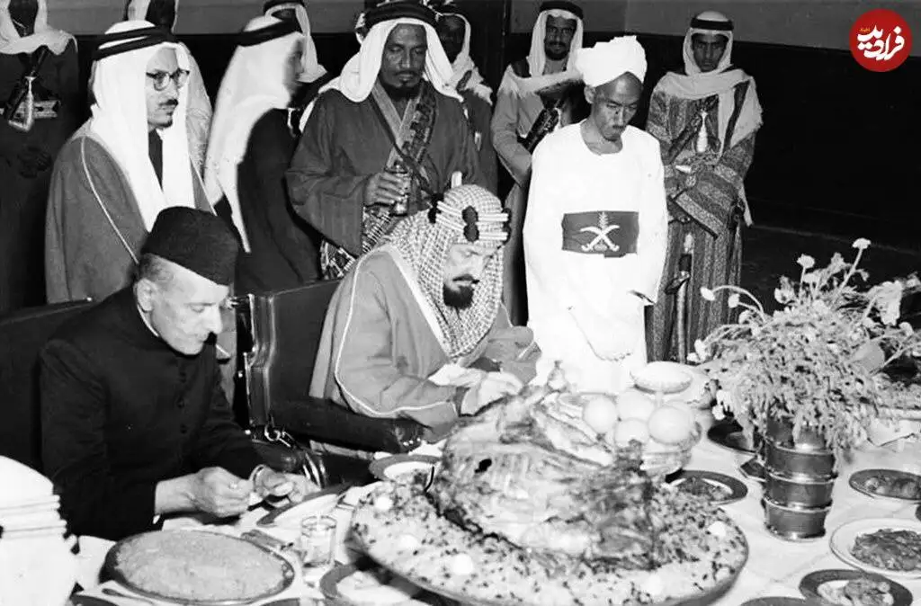 عکس؛ سفر به زمان؛ «پادشاه عربستان و فرماندار کل پاکستان در حال خوردن بره کامل»؛ سال 1331