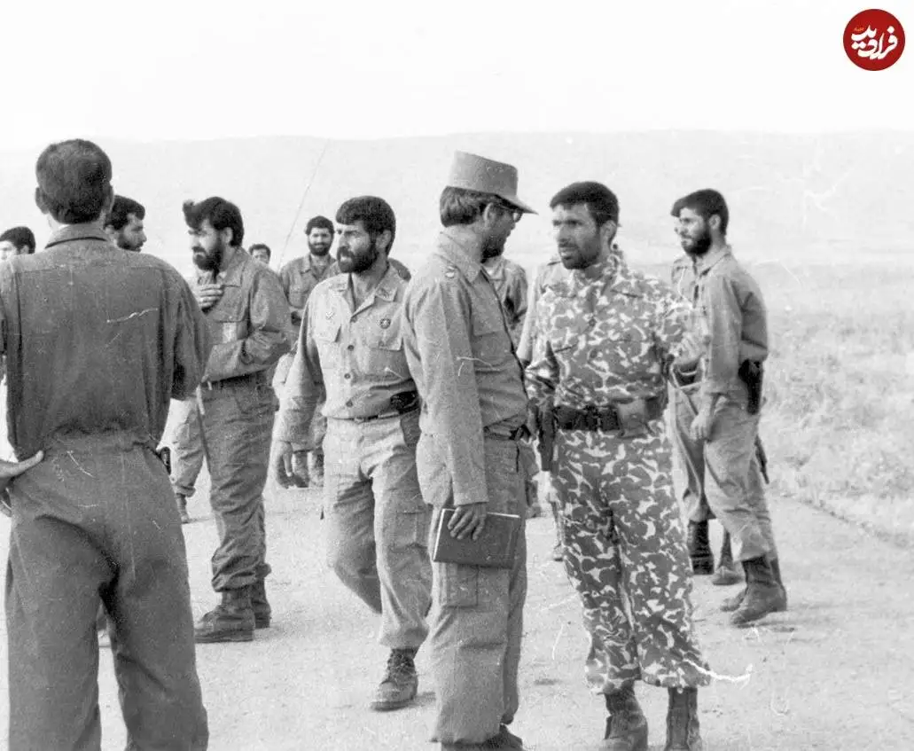 عکس؛ سفر در زمان؛ «صیاد شیرازی و محسن رضایی در حال گفتگو با جمعی از فرماندهان ارتش و سپاه در ایام جنگ»؛ دهه 60