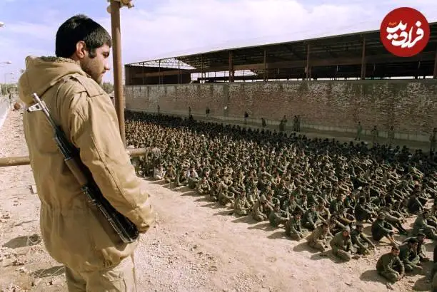 عکس؛ سفر در زمان؛ رزمنده جوان ایرانی در حال مراقبت از هزاران اسیر عراقی عملیات کربلای 5؛ سال 1365