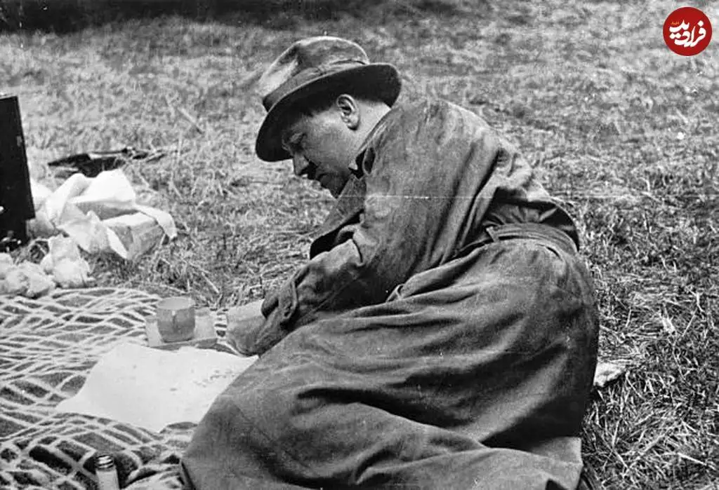 عکس؛ سفر در زمان؛ «هیتلر در حال خوش گذرانی و نقشه کشیدن در طبیعت»؛ سال 1311