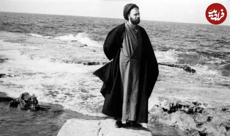 عکس؛ سفر در زمان؛ «سیداحمدخمینی در کنار رودخانه کوفه در عراق»؛ سال 1356