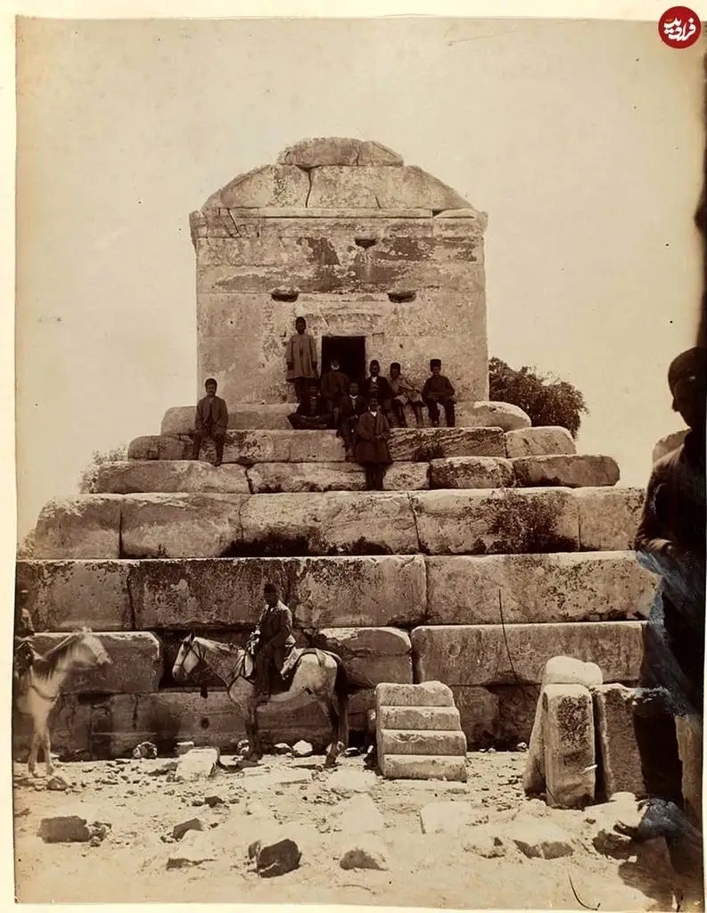 عکس؛ سفر به تاریخ؛ عکس یادگاری مردان قاجاری بر روی «مقبرۀ کوروش»