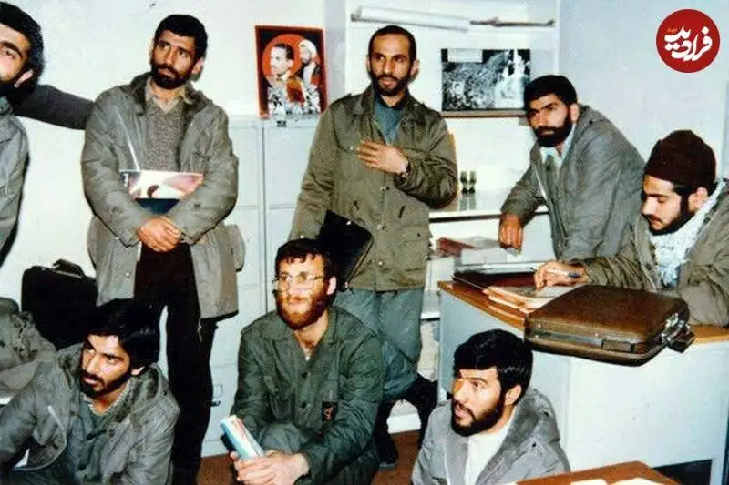 عکس؛ سفر به تاریخ؛ تیپ متفاوت «دریادار شمخانی» با کلاه و چفیه در کنار همرزمانش در جبهه؛ دهۀ 60