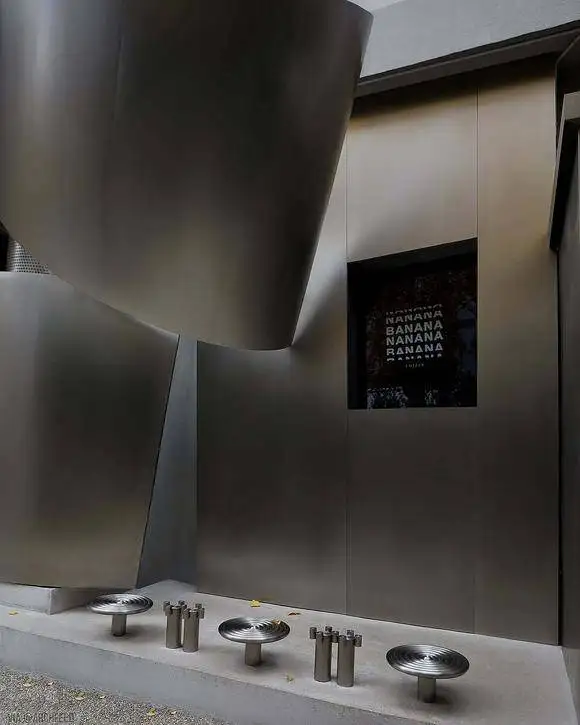 تصاویر؛ معماری یک کافه 60 متری با صفحات فولادی سقوط کرده 