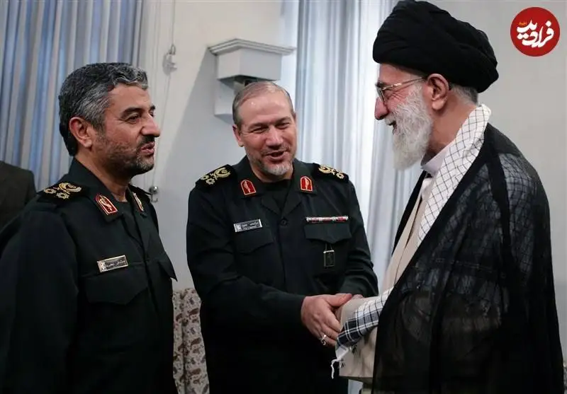 عکس؛ سفر در زمان؛ لحظه اعطای درجه سرلشکری به عزیز جعفری، فرمانده پیشین سپاه؛ سال 86